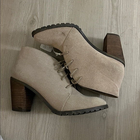 Restricted Women's Lace Up Tan Ankle Boots
Rodeo Western Cowboy attire sz 8 - Picture 5 of 7